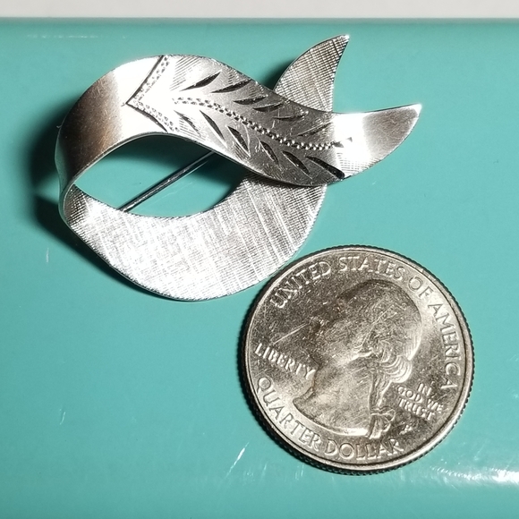 Vintage Theda Sterling Silver brooch loop 925 ribbon engraved textured pin - Picture 4 of 12